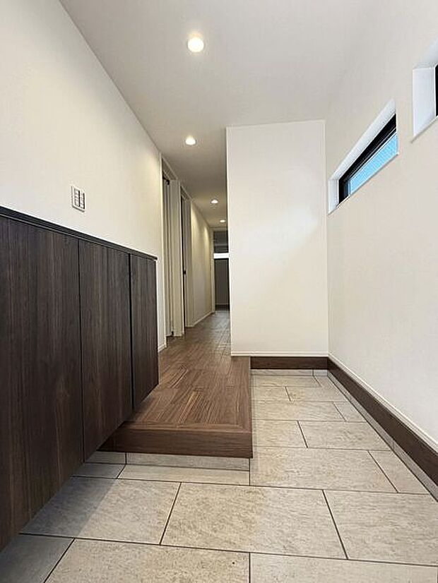 【玄関・エントランス】■玄関(2号棟)■
複数の家族が同時に靴を履けるL字型玄関を採用。土間スペースが横に広いため、お子様の靴の脱ぎ履きを横で見守りやすく、お出かけ前の渋滞を解消します◎