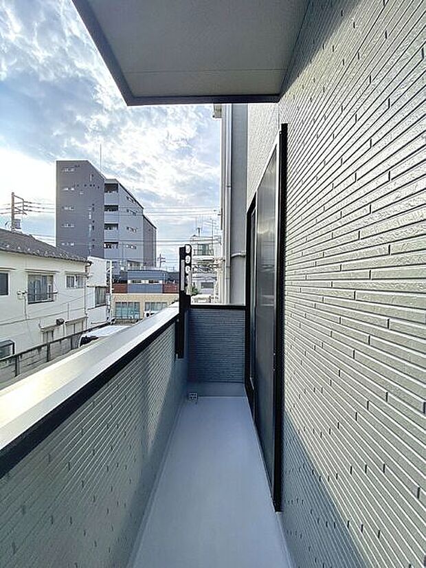 【その他内観】■バルコニー■
日当たりの良い南向きバルコニーを2ヶ所ご用意!一度に沢山の洗濯物が干せて家事の時短になりますね◎