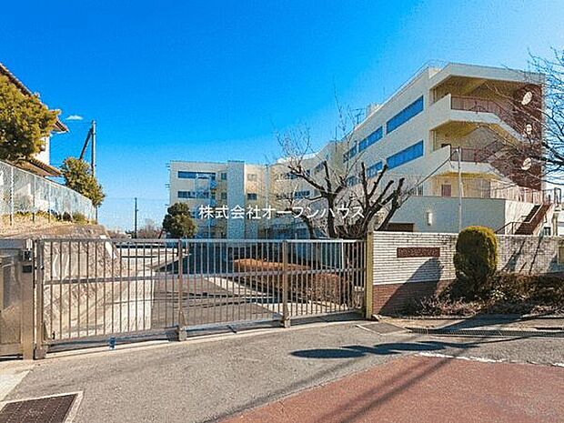 横浜市立上山小学校(約527m)