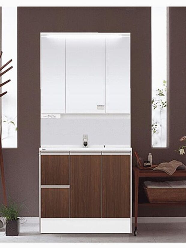 【独立洗面化粧台標準仕様】見た目の美しさだけではなく、機能性も追求した使い勝手の良い鏡裏収納付3面鏡型の独立洗面化粧台。広めで使いやすい、お手入れが楽なデザインのカウンターに収納豊富なキャビネットとでいつも清潔に保てます。