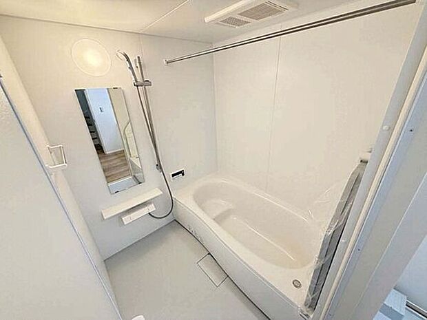 【浴室】■バスルーム(1号棟)■
親子で入ってもゆとりある広々1坪サイズのバスルーム。足を伸ばしてリラックスできるバスタブで、毎日のバスタイムがもっと楽しく、心地よいひとときに変わります♪