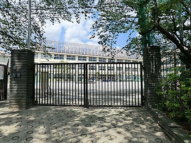 中野区立江古田小学校(約82m)