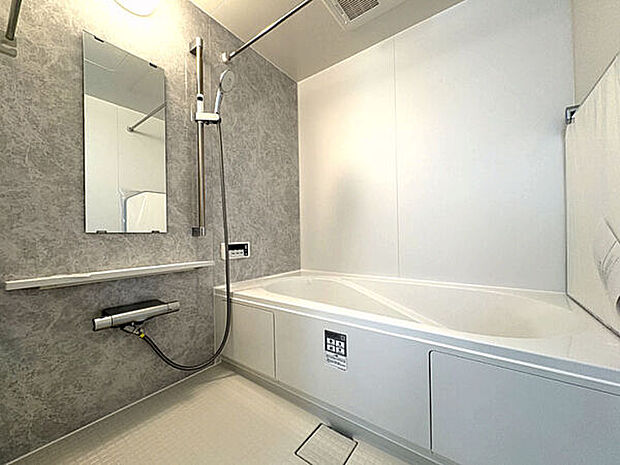 【内装】■バスルーム(1号棟)■
落ち着いた石目調パネルが上質なリラックスタイムを演出するバスルーム。雨の日のお洗濯に大活躍の浴室乾燥機も標準装備◎一日の疲れを癒やす広々とした浴槽で、心地よいバスタイムを♪