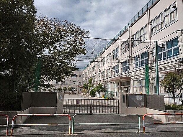 足立区立西伊興小学校(約977m)