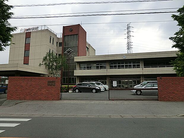川口市立里中学校(約1,975m)