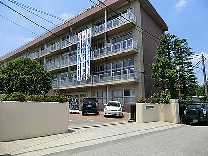 朝霞市立朝霞第三中学校 746m