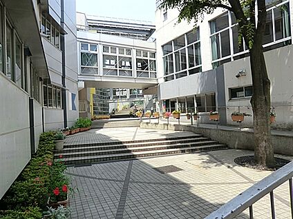 新宿区立落合中学校 1617m