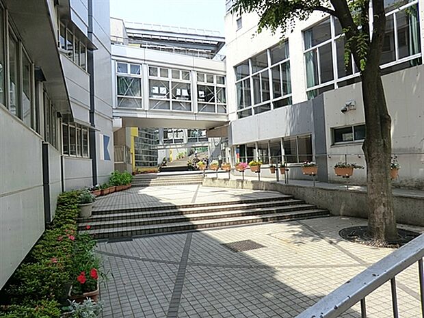 新宿区立落合中学校(約1,617m)