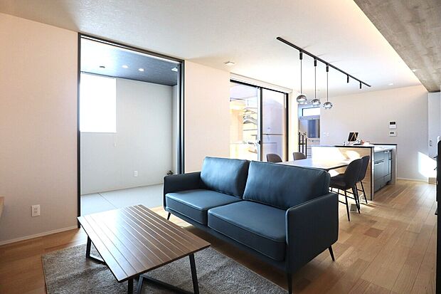 【リビング】　和室とウッドデッキが隣接したＬＤＫにより、自然と家族が集い『楽しみが共有できる』住まい