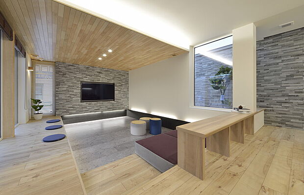 【床を下げ、こもり感のあるダウンフロアリビング】当社施工事例:お客様の自由に設計することが出来ます。