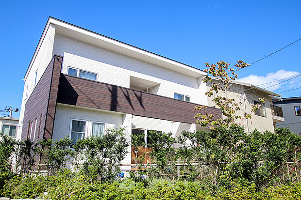 【緑と調和するシンプルモダン】当社施工事例:お客様の自由に設計することが出来ます。