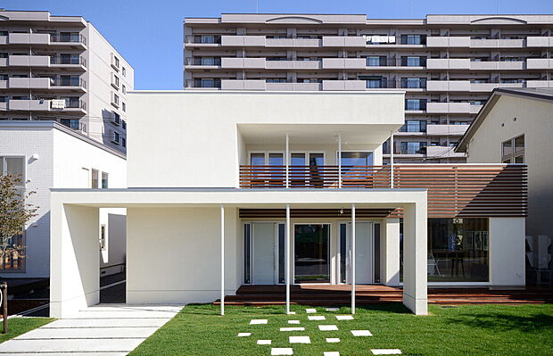 【木材の色味と白壁の調和のシンプルモダン】当社施工事例:お客様の自由に設計することが出来ます。