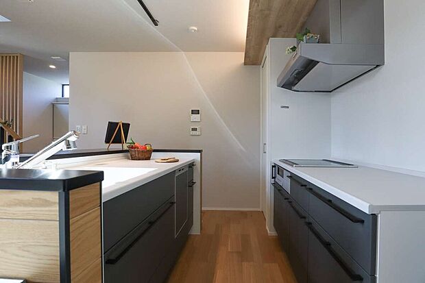 【【セパレートキッチン】】パントリーとカップボード付きで、二の字型、フラット対面のアイランドキッチン