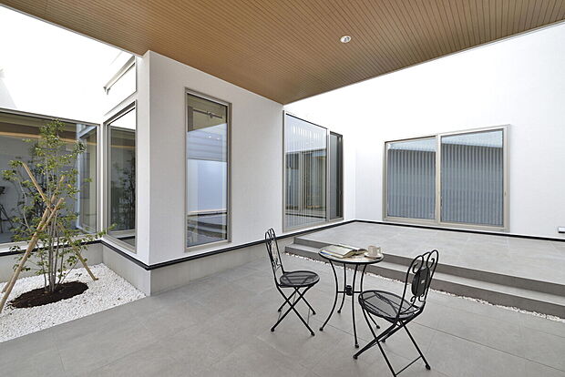 【中庭にはおしゃれなテラススペース】当社施工事例：お客様の自由に設計することが出来ます。