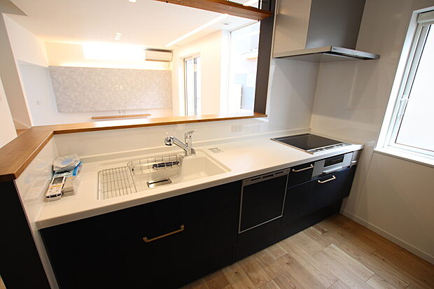 【高級感と重厚感のあるシステムキッチン】当社施工事例：お客様の自由に設計することが出来ます。