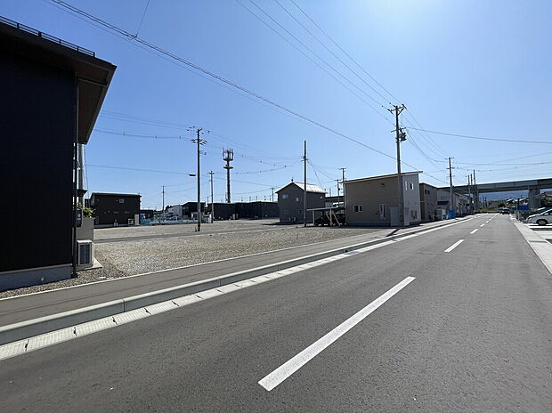 接道/北側幅員9.00mの公道に12.61m、南側幅員6.00mの公道に12.62m接する