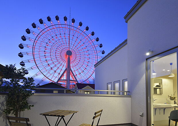 【ゆったりとくつろげる広々バルコニー】当社施工事例：お客様の自由に設計することが出来ます。