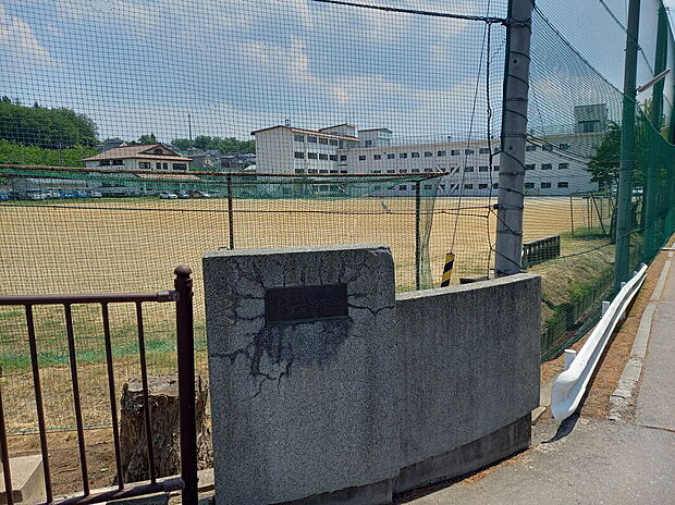 八戸市立第一中学校(約930m)