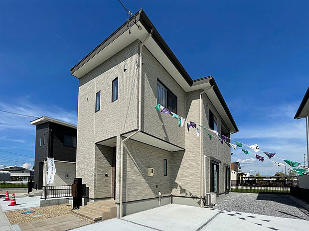 【外観】2号地/耐震性・耐久性に優れた、安心して長く住める「テクノストラクチャー」の家。街並みにも良く馴染む、落ち着いた印象を与えるシンプルモダンな外観。