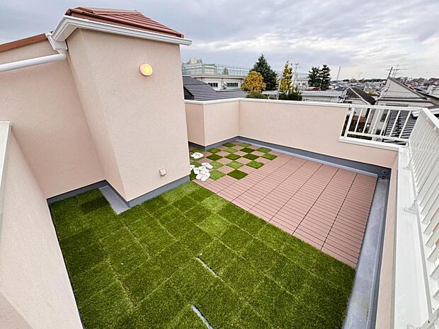 都会の喧騒の中でも、空の下にプライベート空間をもつ自慢の屋上テラス。天気の良い日は、リビングだけでなく、屋上テラスでの楽しみ方も増えそうです。