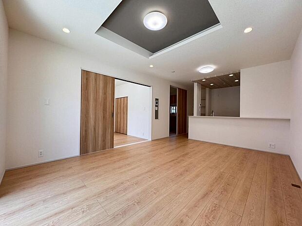 リビングは16帖ございます。窓が多く明るいリビングルームです。風通し・陽当りに恵まれた南西向き。開放感と採光に拘りました。