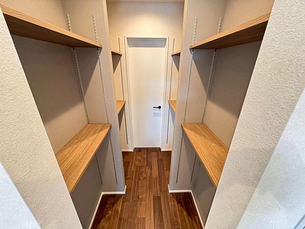 キッチン裏には常温で保存できる食品や飲料、調理器具や食器などをストックする場所として使用できる大型のパントリーを設けました。キッチンがスッキリして見え、生活感が出にくいメリットも♪