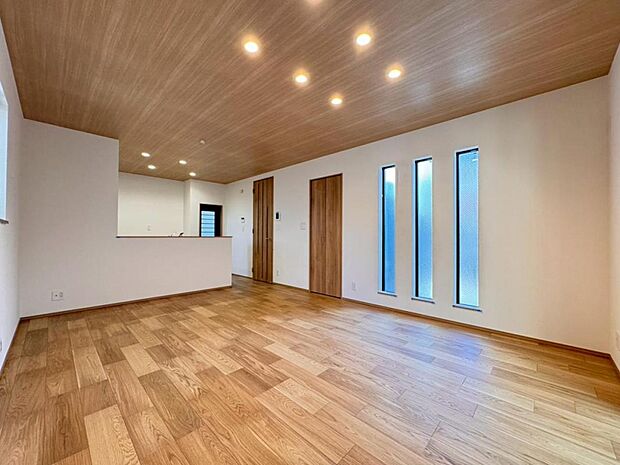 一日の中で多くの時間を過ごすリビングだからこそ、いつも穏やかな空間を。リビングは15.7帖ございます。足元からじんわり暖まる床暖房を標準装備♪空気や肌が乾燥しにくく、また塵や埃も舞い上がりません。