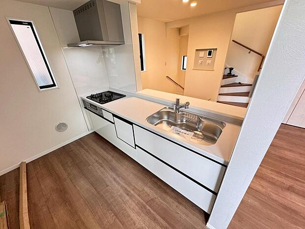 リビング全体を見渡せる対面式キッチンです。日々のお料理を快適に。浄水器一体型水栓に3口グリルコンロ、食洗器と機能も充実しております。