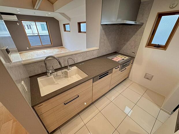 機能充実のシステムキッチンです。浄水器一体型水栓に3口グリルコンロ、食洗器と充実しておりママの家事をサポート致します。