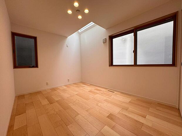 二面採光で、陽当り・風通しの良い洋室です。クローゼットも完備しておりますので、居住スペースを有効にお使いいただけます。