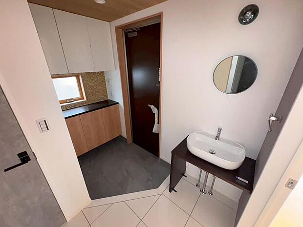 ご家族皆様のお履物をしっかりと収納頂ける、シューズボックスを設置しております。玄関はお住いの第一の顔ですので、明るく清潔感のある空間に。