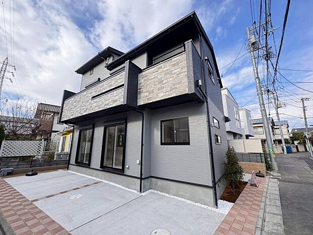 東側公道、南側通路につき実質角地の明るく開放的な立地♪２駅２路線利用可能な利便性にも優れた新邸宅です♪家族が安心して長く暮らせる家。癒しとゆとりを叶えてくれるお住まいをこの機会に是非ご覧下さいませ。