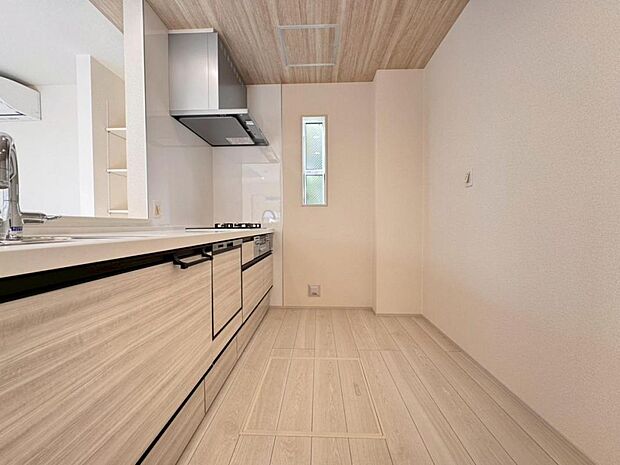 機能充実のシステムキッチンです。浄水器一体型水栓に3口グリルコンロ、食洗器と充実しておりママの家事をサポート致します。