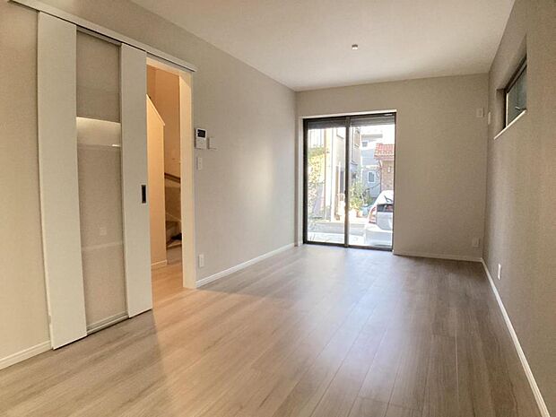 一日の中で多くの時間を過ごすリビングだからこそ、いつも穏やかな空間を。窓外から差し込む温かい陽光をたっぷり取り込める設計です。プライベートも充実した快適なリビング空間です。