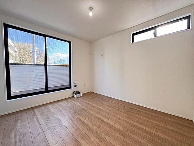 全居室二面採光で日当り風通し良好です。クローゼットも完備しておりますので、居住スペースを有効にお使いいただけます。