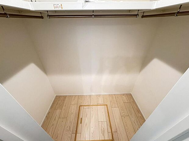 1階8帖の居室には大容量のウォークインクローゼットを設けました。お洋服をたくさんお持ちの方には嬉しいスペースです。