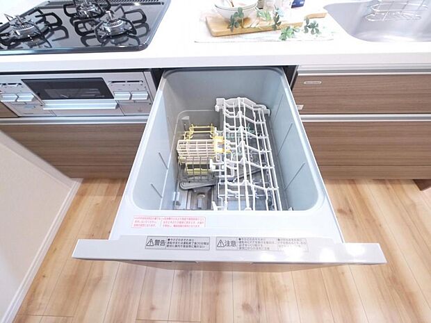 【食洗機】立ったままラクな姿勢で食器の出し入れができる食洗器を標準装備。キッチンにすっきり収まり使いやすいスライド型ビルトインタイプです。