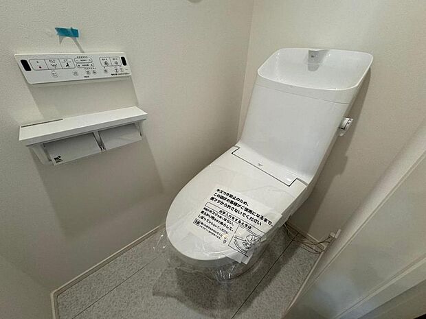 【トイレ】白を基調とし、清潔感をデザインしたトイレ空間です。使い心地もしっかり追求した先進のトイレを搭載しております。