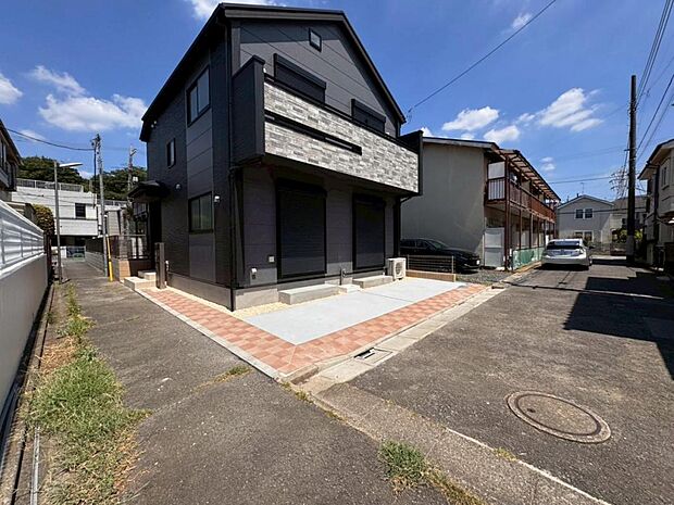 【前面道路】お車の出し入れも便利な前面道路です。歩道もしっかり整備されておりますので、小さなお子様がいらっしゃるファミリー層にも安心です。