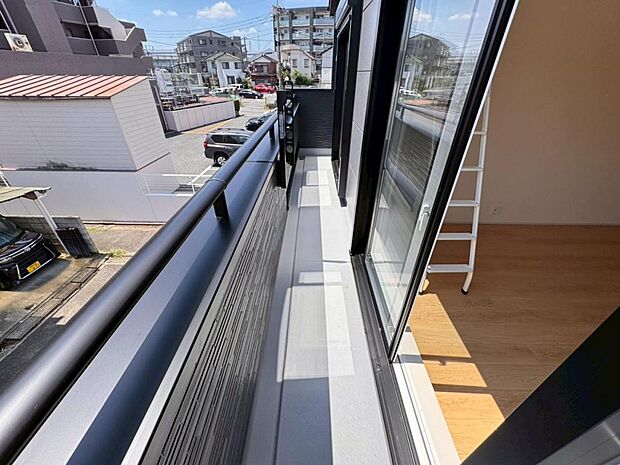 【バルコニー】陽当りの良いバルコニーはお洗濯物が効率よく乾きます。季節の光と風を感じられるとっておきの空間です。