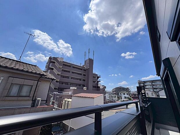 【眺望】建物の用途や高さなどが厳しく制限された第一種低層住居専用地域にございます。見晴らしや陽当りも良好です。