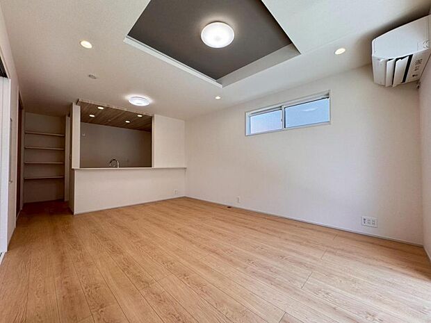 【リビング】一日の中で多くの時間を過ごすリビングだからこそ、いつも穏やかな空間を。リビングは16帖ございます。足元からじんわり暖まる床暖房を標準装備♪空気や肌が乾燥しにくく、また塵や埃も舞い上がりません。