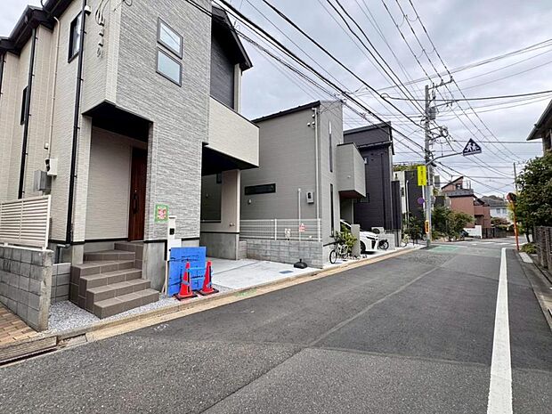 【前面道路】お車の出し入れも便利な前面道路です。歩道もしっかり整備されておりますので、小さなお子様がいらっしゃるファミリー層にも安心です。