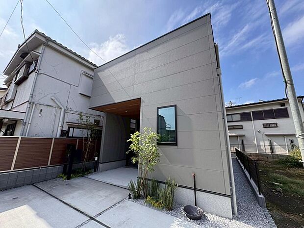 【外観】木造2階建て設計、4LDK+カースペース。前面道路は東側に面しており、日中は採光が室内を明るく演出します。