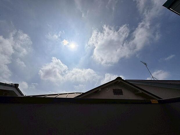 【眺望】圧迫感がなく、見晴らしや陽当りも良好です。閑静で落ち着いた街並みは心に安らぎとゆとりを叶えてくれます。