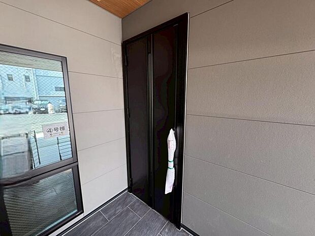 【玄関】お家の第一の顔とも言える「玄関」は明るさと清潔感をデザイン。気持ちの良い1日をここからスタート。