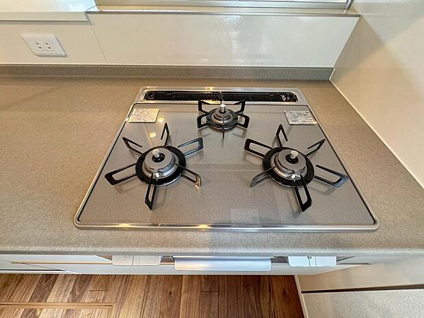 【3口ガスコンロ】3口ガスコンロを採用、同時に複数の調理を進められるため、調理時間が短縮できます。