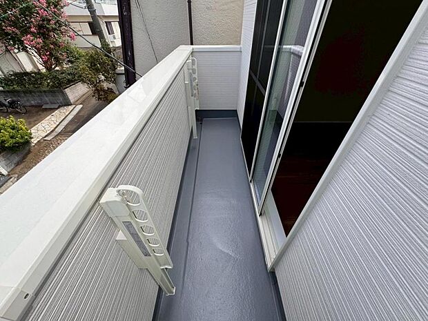 【バルコニー】陽当りの良いバルコニーはお洗濯物が効率よく乾きます。季節の光と風を感じられるとっておきの空間です。