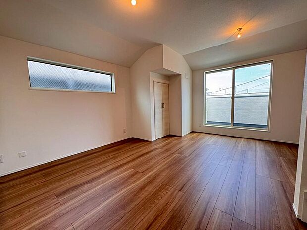 【リビング】一日の中で多くの時間を過ごすリビングだからこそ、いつも穏やかな空間を。窓外から差し込む温かい陽光をたっぷり取り込める設計です。プライベートも充実した快適なリビング空間です。