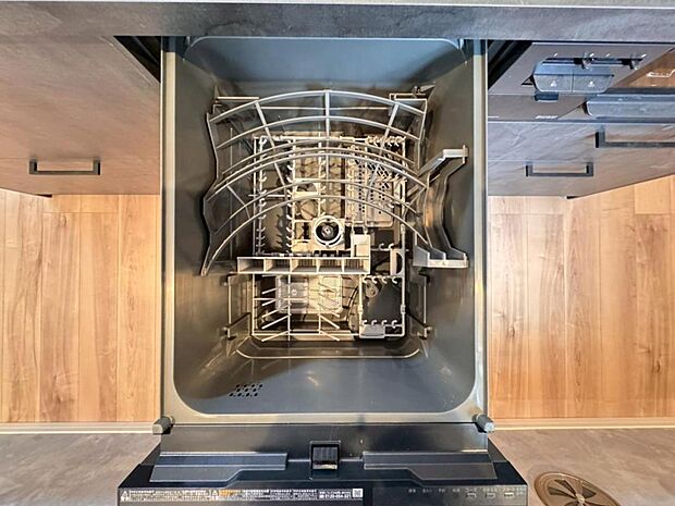 【食洗機】しつこい油汚れもサッと溶かして洗います。除菌も出来るので小さなお子様の食器洗いにも安心です。また、手洗いに比べて使用水量はごくわずか。時間と水道の節約になります。